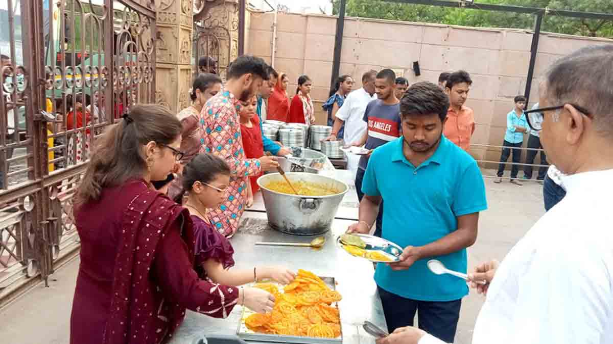 रांची के हरमू रोड स्थित श्री श्याम मंदिर में आयोजित 203वें भंडारे में उमड़ी श्रद्धालुओं की भारी भीड़।