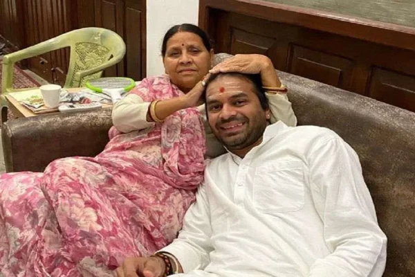 पटना में सरकारी आवास विवाद को लेकर राजग सरकार पर निशाना साधते जनशक्ति जनता दल प्रमुख तेज प्रताप यादव।