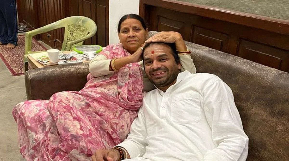 पटना में सरकारी आवास विवाद को लेकर राजग सरकार पर निशाना साधते जनशक्ति जनता दल प्रमुख तेज प्रताप यादव।
