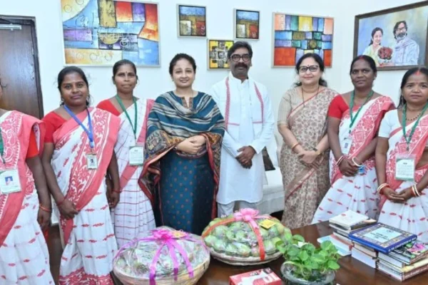 झारखंड के पारंपरिक हस्तशिल्प, टसर सिल्क साड़ियों और डोकरा क्राफ्ट उत्पादों की एक रंगीन प्रदर्शनी.