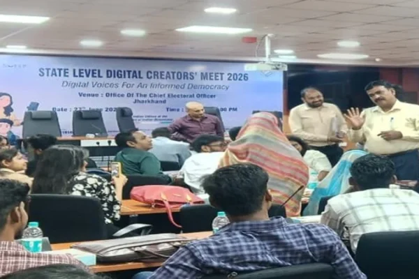 झारखंड के मुख्य निर्वाचन पदाधिकारी कार्यालय में आयोजित स्टेट लेवल क्रिएटर्स मीट-2026 में शामिल डिजिटल क्रिएटर्स।