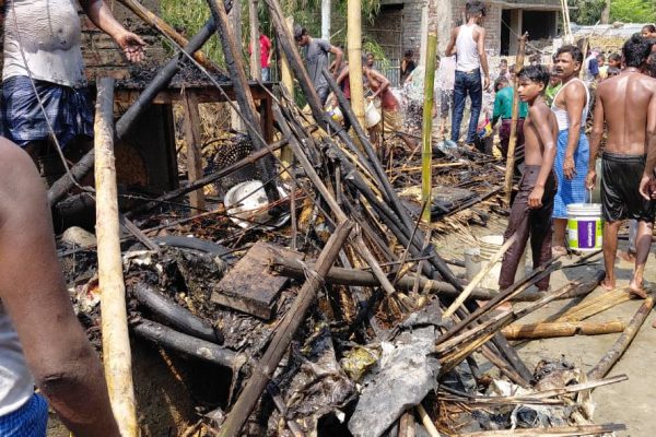 प्रतापगंज अग्निकांड में आग से प्रभावित तीन परिवारों के जले हुए घर