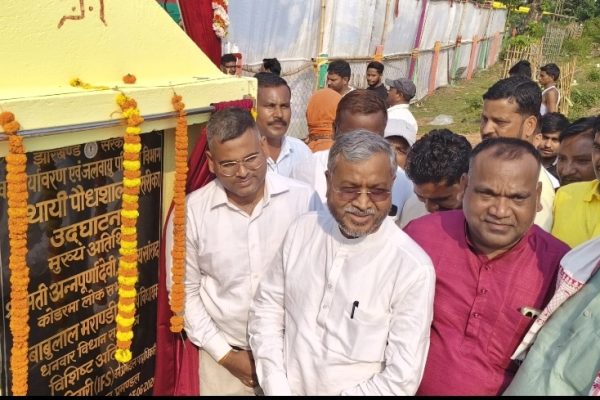 प्रतापगंज अग्निकांड में आग से प्रभावित तीन परिवारों के जले हुए घर