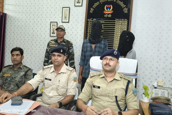 रांची में गिरफ्तार PLFI उग्रवादी और पुलिस द्वारा जब्त सामग्री