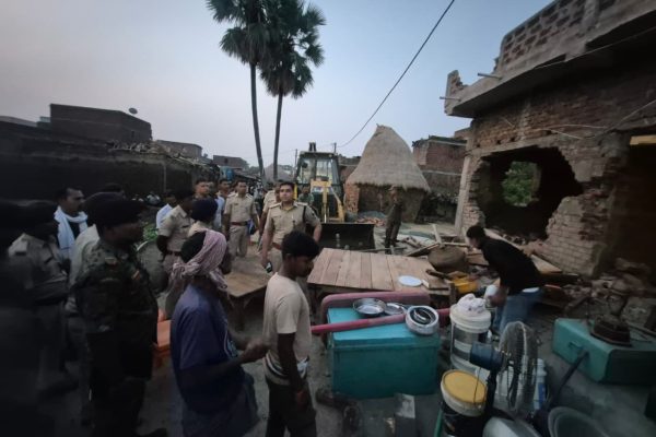 जहानाबाद पुलिस की बड़ी करवाई, SP ने हत्या के फरार आरोपी के घर पर चलवाया बुलडोजर