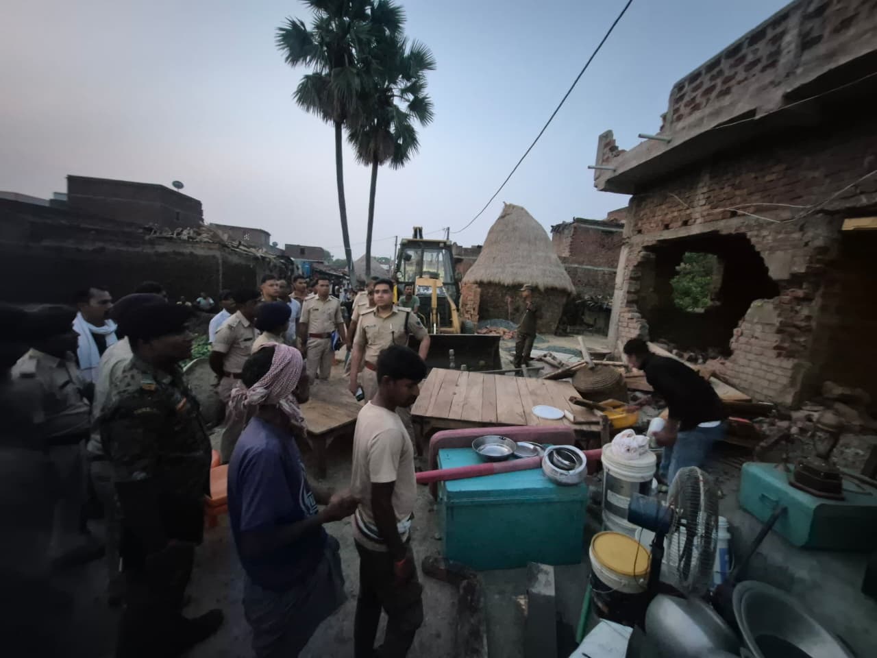 जहानाबाद पुलिस की बड़ी करवाई, SP ने हत्या के फरार आरोपी के घर पर चलवाया बुलडोजर