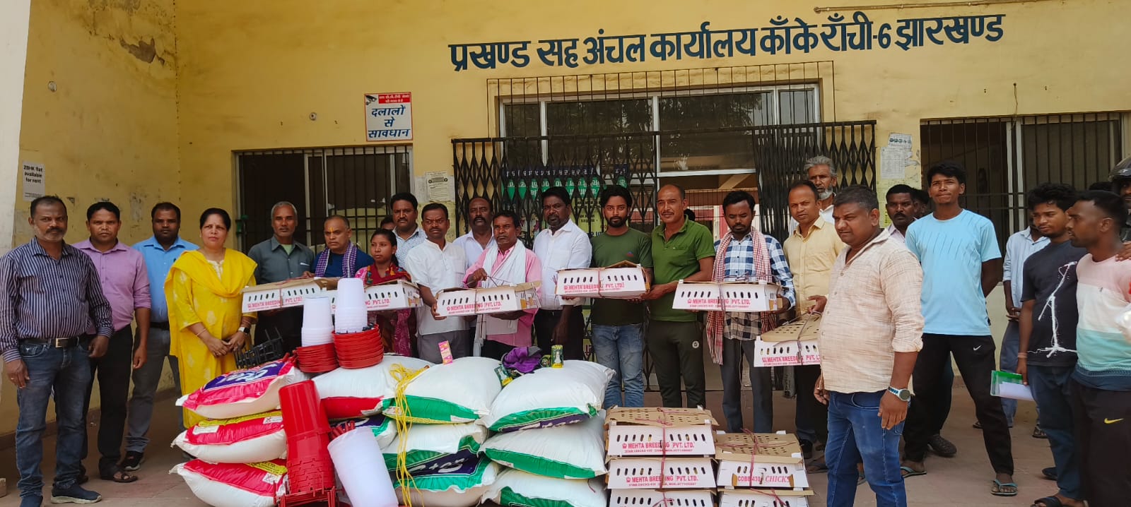 कांके में कुक्कुट पालन इकाइयों का वितरण, ग्रामीणों को मिलेगा रोजगार