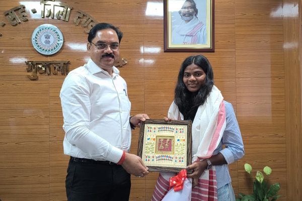 गुमला की अष्टम उरांव का जिला प्रशासन ने किया सम्मान, बढ़ाया गौरव