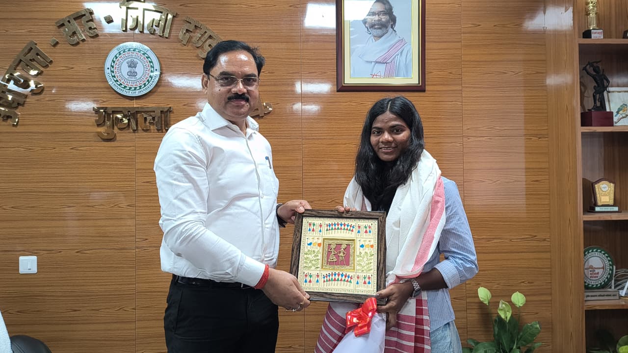 गुमला की अष्टम उरांव का जिला प्रशासन ने किया सम्मान, बढ़ाया गौरव