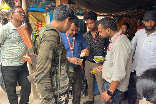 गुमला के सिसई बाजार में छापेमारी, खाद्य सुरक्षा उल्लंघन पर कार्रवाई