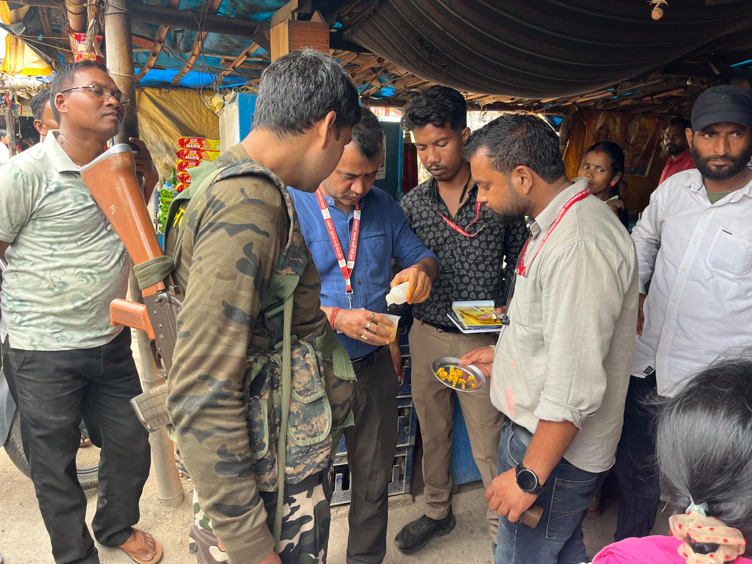 गुमला के सिसई बाजार में छापेमारी, खाद्य सुरक्षा उल्लंघन पर कार्रवाई