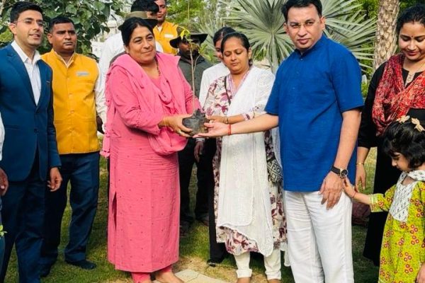 रांची में अनुषा तिवारी ने जन्मदिन पर किया वृक्षारोपण, दिया पर्यावरण संरक्षण का संदेश