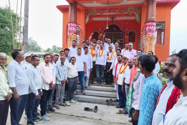 तेनुघाट कृष्ण मंदिर में आयोजित कृष्ण कल्याण परिषद चुनाव के दौरान सदस्य