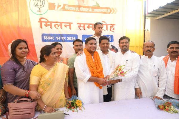 कांके में भाजपा सदस्यता कार्यक्रम के दौरान चंदन बैठा और समर्थक