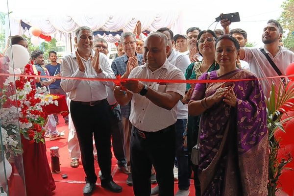 पुंदाग में स्वास्तिक मोटर्स के नए हीरो शोरूम के उद्घाटन समारोह का दृश्य
