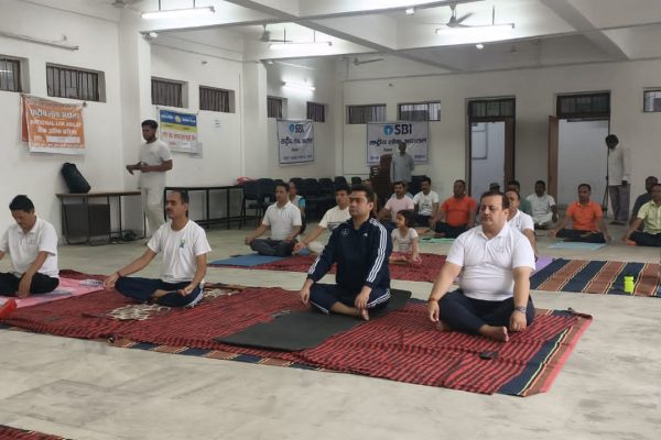 तेनुघाट व्यवहार न्यायालय में अंतरराष्ट्रीय योग दिवस पर न्यायिक पदाधिकारियों ने किया योग