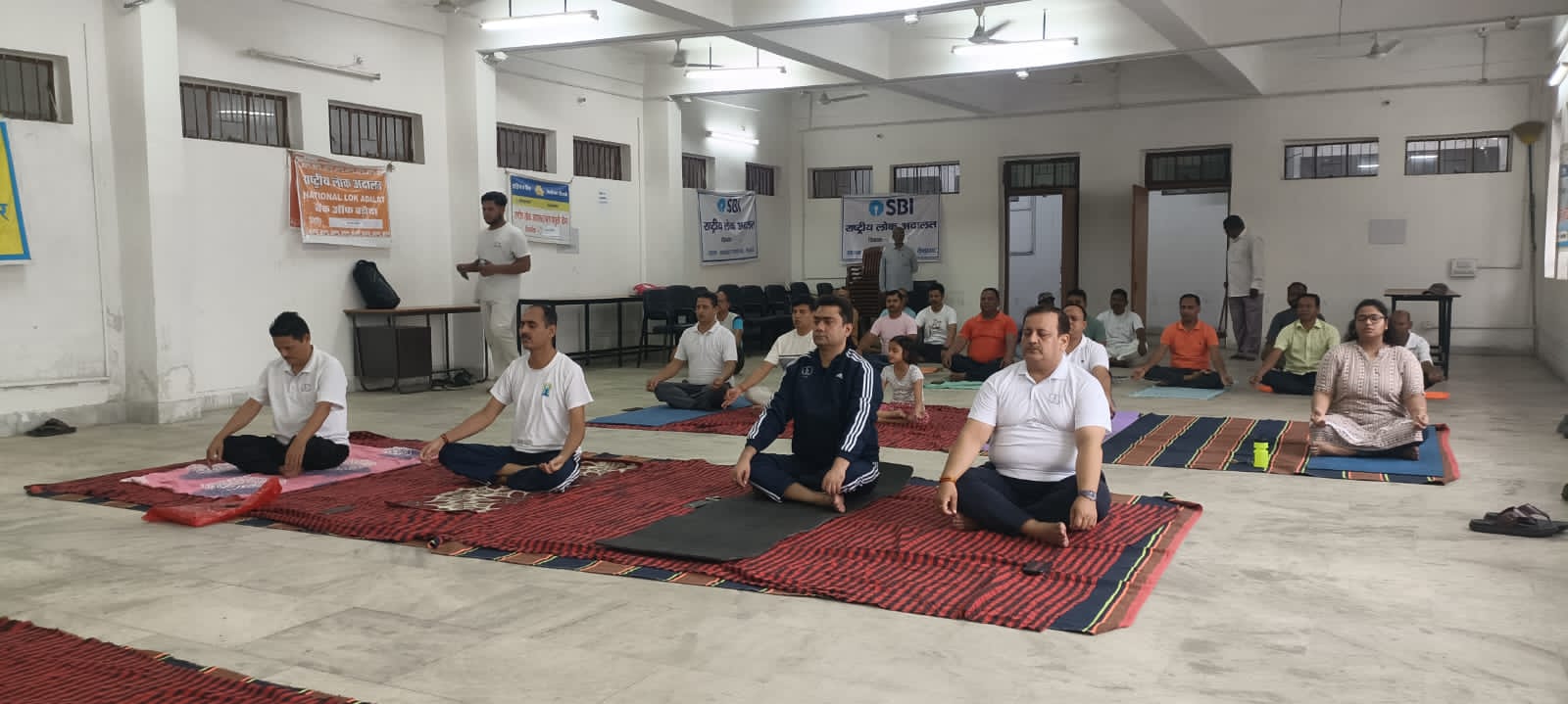 तेनुघाट व्यवहार न्यायालय में अंतरराष्ट्रीय योग दिवस पर न्यायिक पदाधिकारियों ने किया योग