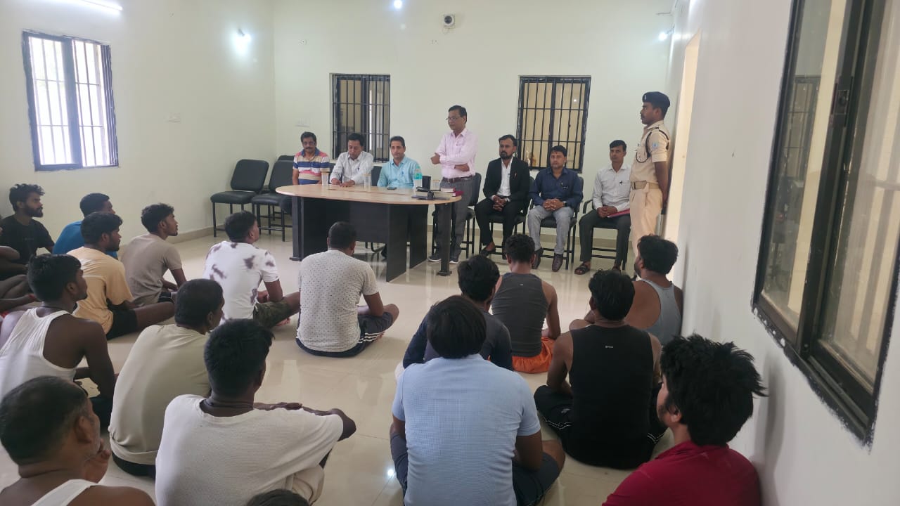 तेनुघाट उपकारा में जेल अदालत, कानूनी जागरूकता और स्वास्थ्य शिविर आयोजित