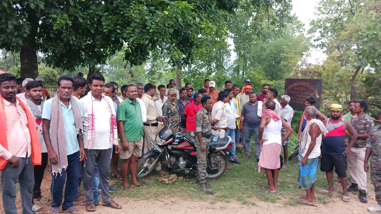 बोकारो के मिर्जापुर-नावाडीह में ट्रेंच कटिंग का विरोध, वन विभाग की टीम लौटी वापस