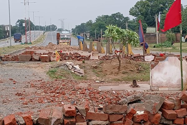 गुमला के रेड़वा में सड़क के बीच जर्जर देवी मंडप, बढ़ा हादसों का खतरा