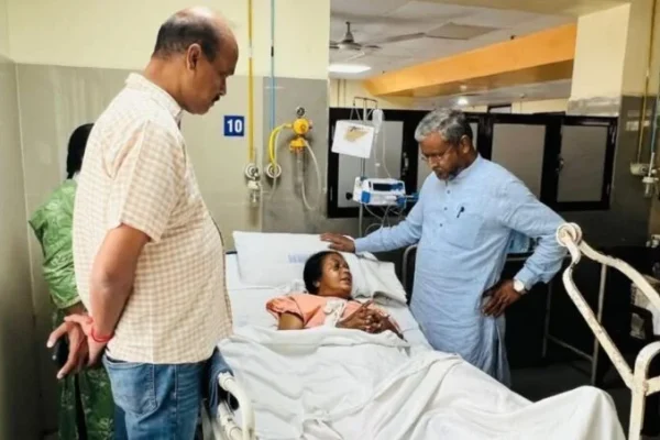 भाजपा नेता बाबूलाल मरांडी जमशेदपुर के टाटा मेन अस्पताल में घायल चाईबासा जिलाध्यक्ष गीता बालमुचू से मुलाकात करते हुए।
