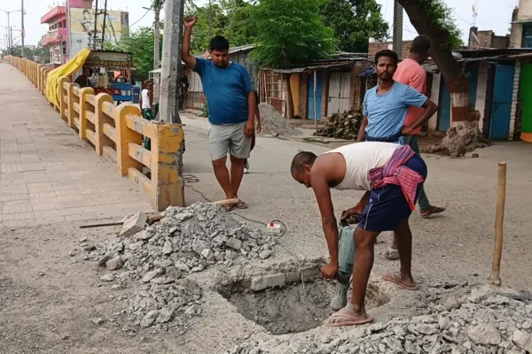 भागलपुर के सुल्तानगंज देवघर मार्ग पर जर्जर रेलवे ओवरब्रिज पर भारी वाहनों को रोकने की प्रशासनिक तैयारी
