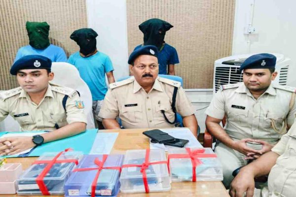 जामताड़ा पुलिस द्वारा पकड़े गए साइबर अपराधियों के मोबाइल और सिम कार्ड की प्रतीकात्मक तस्वीर।