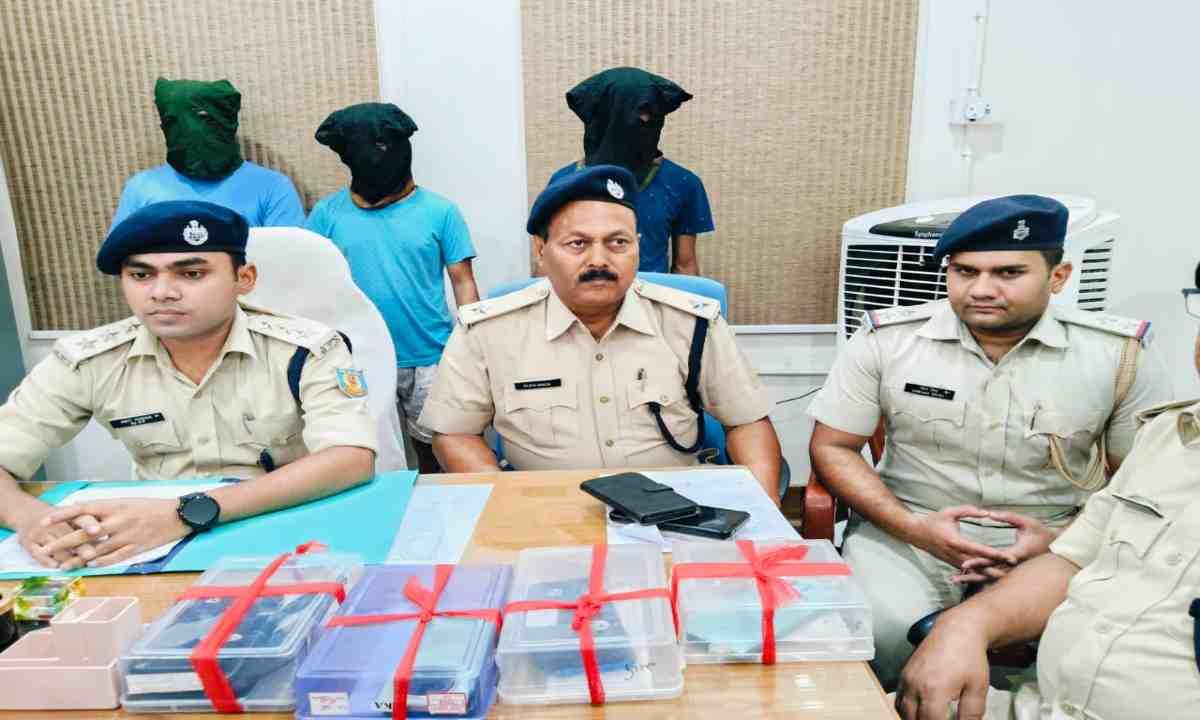 जामताड़ा पुलिस द्वारा पकड़े गए साइबर अपराधियों के मोबाइल और सिम कार्ड की प्रतीकात्मक तस्वीर।