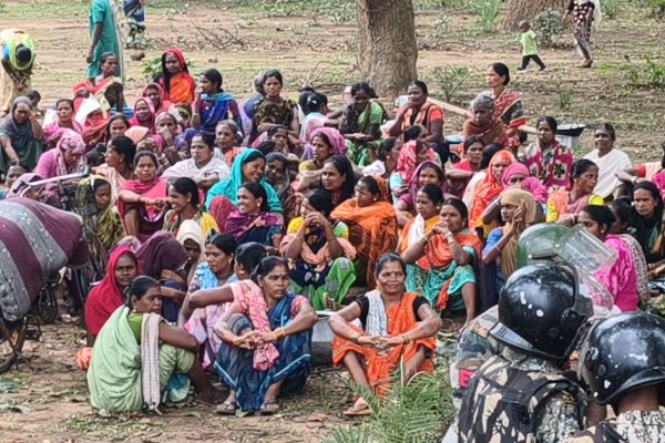 छत्तीसगढ़ के नारायणपुर में कथित धर्म परिवर्तन के बाद उपजे तनाव को देखते हुए तैनात अर्धसैनिक बल।