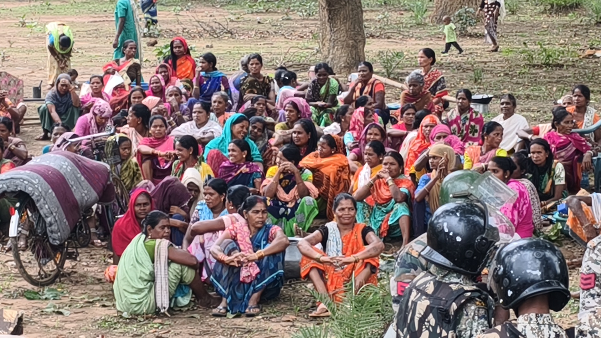 छत्तीसगढ़ के नारायणपुर में कथित धर्म परिवर्तन के बाद उपजे तनाव को देखते हुए तैनात अर्धसैनिक बल।