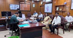 सरायकेला-खरसावां के उपायुक्त नीतिश कुमार सिंह ने ईचागढ़ प्रखंड कार्यालय का औचक निरीक्षण कर समीक्षा की।