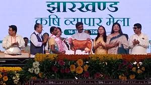 रांची के मोरहाबादी मैदान में आयोजित झारखंड कृषि व्यापार मेला 2026 के स्टॉलों का निरीक्षण करतीं मंत्री शिल्पी नेहा तिर्की.