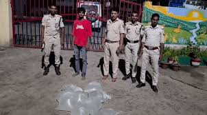 बिहार के नालंदा जिले में बेना थाना पुलिस द्वारा जब्त की गई देशी चुलाई शराब की बोतलें