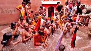 बिहार के नालंदा जिले में राजगीर मलमास मेले के अंतिम शाही स्नान के दौरान ब्रह्मकुंड पर उमड़ी श्रद्धालुओं की भारी भीड़