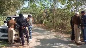 रांची के ओरमांझी में कार से 45 लाख रुपये की अफीम जब्त कर तस्करों को गिरफ्तार करती पुलिस।