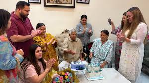 पटना में आरजेडी अध्यक्ष लालू प्रसाद यादव के 79वें जन्मदिन पर केक काटने के दौरान उपस्थित राबड़ी देवी और तेजस्वी यादव