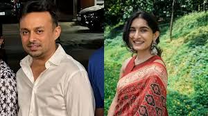बेंगलुरु में कन्नड़ अभिनेत्री कृषि थापंडा के अपार्टमेंट के बाहर जांच करने पहुंची आरआर नगर पुलिस।
