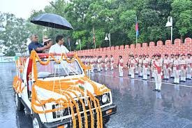 रांची में झारखंड पुलिस की पारण परेड में शामिल होकर संबोधित करते मुख्यमंत्री हेमंत सोरेन।