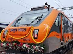 हडपसर रेलवे स्टेशन पर हरी झंडी दिखाए जाने के लिए तैयार खड़ी नई पुणे-दानापुर अमृत भारत एक्सप्रेस ट्रेन.