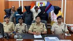 गोड्डा पुलिस के अधिकारी बरामद सोलर मोटर पंप और गिरफ्तार अंतरराज्यीय चोर गिरोह के चार सदस्यों के साथ खड़े हैं।