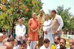 रांची में डॉ. श्यामा प्रसाद मुखर्जी के बलिदान दिवस पर श्रद्धांजलि अर्पित करते भाजपा प्रदेश अध्यक्ष आदित्य साहू और अन्य नेता।