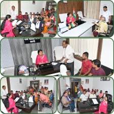 बुढ़मू सामुदायिक स्वास्थ्य केंद्र में डॉक्टरों द्वारा टीबी मरीजों को निक्षय पोषण किट वितरित करने की एक प्रामाणिक तस्वीर.