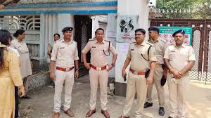 धनबाद में नीट परीक्षा केंद्रों पर सुरक्षा व्यवस्था का निरीक्षण करते पुलिस अधिकारी और सघन जांच की प्रक्रिया।