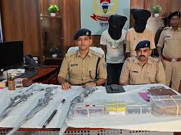 चतरा के सिमरिया में ग्रामीणों के अपहरण मामले का खुलासा कर आरोपियों को गिरफ्तार करती पुलिस।