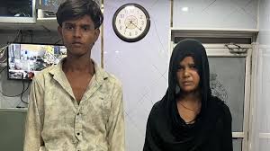चतरा के हंटरगंज में भाई की हत्या के मामले में जांच करती पुलिस और फॉरेंसिक टीम।