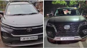 धनबाद के पुटकी में एक ही रजिस्ट्रेशन नंबर की दो गाड़ियां मिलने के बाद दस्तावेजों की जांच करती पुलिस।