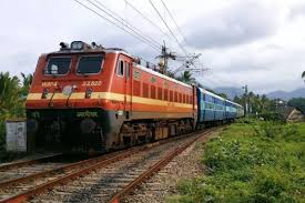 रांची रेलवे स्टेशन पर खड़ी पटना-रांची जनशताब्दी एक्सप्रेस ट्रेन और प्लेटफॉर्म पर यात्रियों की आवाजाही.