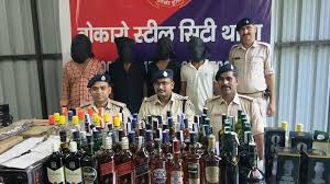 बोकारो के बालीडीह में पुलिस छापेमारी के बाद जब्त की गई अवैध अंग्रेजी शराब और बियर की बोतलें