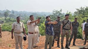 धनबाद के जेएपी-3 फायरिंग रेंज में वार्षिक फायरिंग दक्षता अभ्यास के दौरान निशाना लगाते पुलिस अधिकारी।