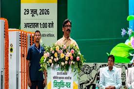 रांची के खेलगांव में मुख्यमंत्री हेमंत सोरेन नवनियुक्त सहायक आचार्यों को नियुक्ति पत्र वितरित करते हुए।